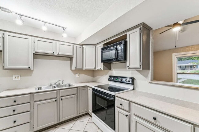 Building Photo - Charming 2 Bedroom, 2 Bath with Extra Loft Space Available Now!