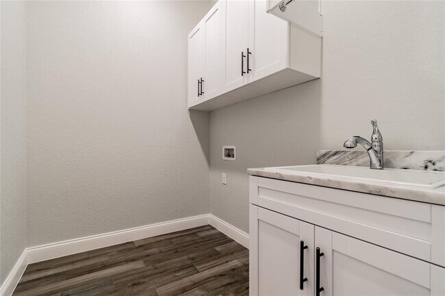 Building Photo - 6753 Bentridge Dr