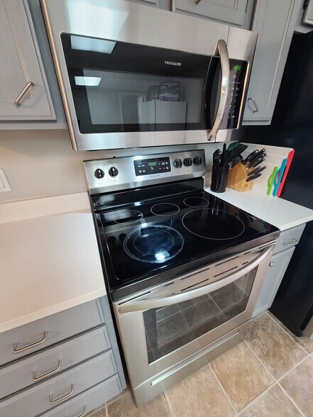 Building Photo - 940 W Red Oaks Dr