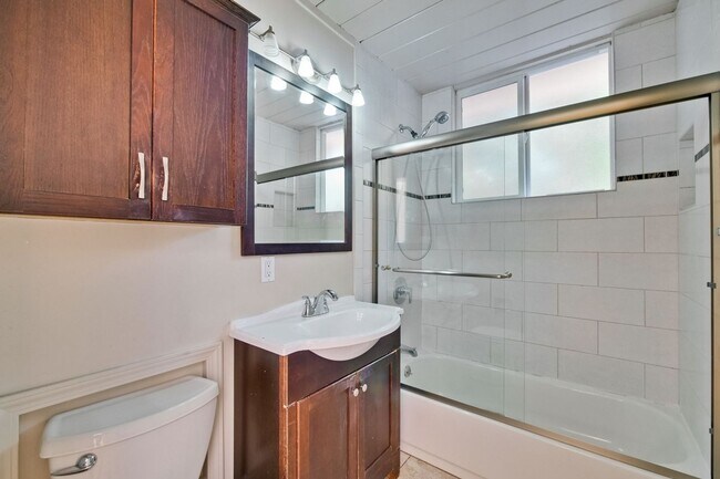 Building Photo - Mountain View Home l Spacious Open Layout Bright and Private Yard