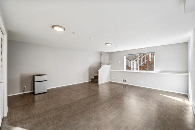 Building Photo - 3 bedroom in Seattle WA 98103