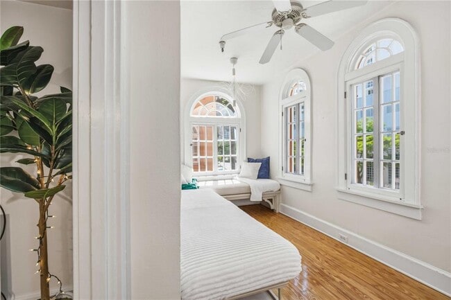 Building Photo - 1221 N Palm Ave