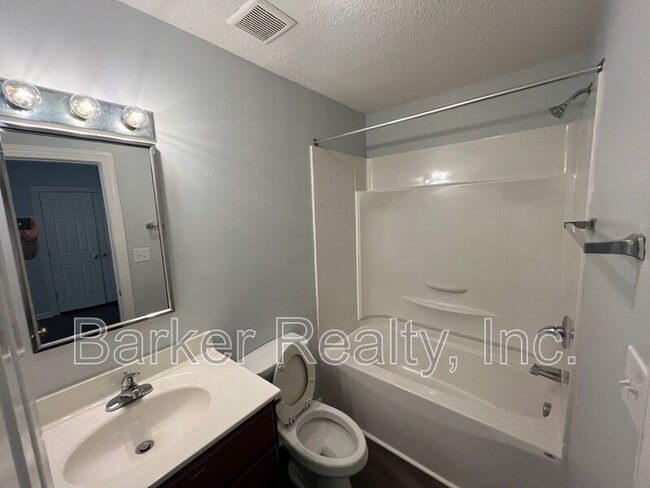 Building Photo - 3127 Woodpecker Ct