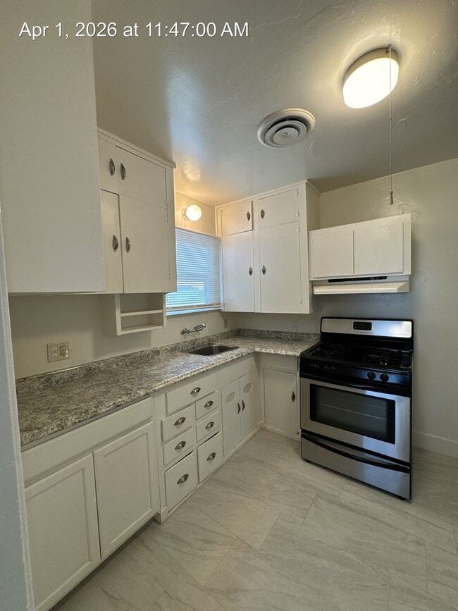 Building Photo - Country Home located in Tulare Available Now!!