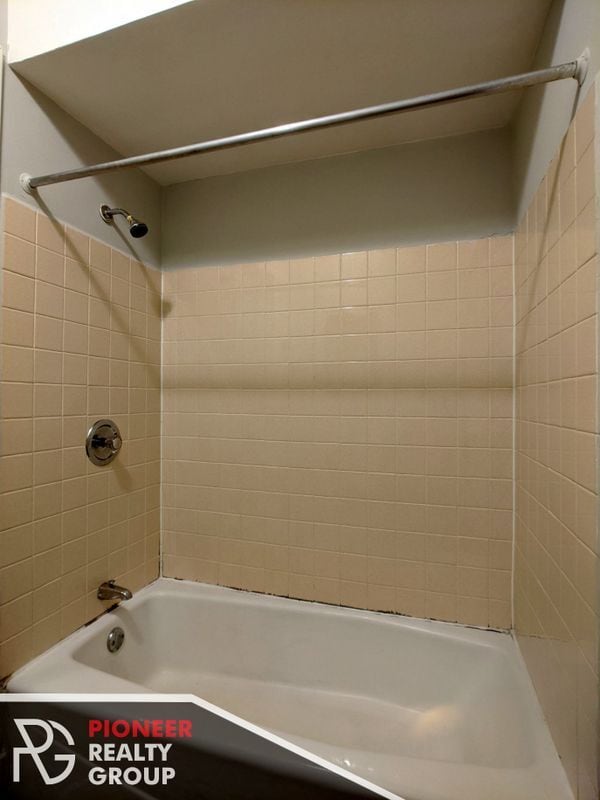 Building Photo - 837 W Wolfram St