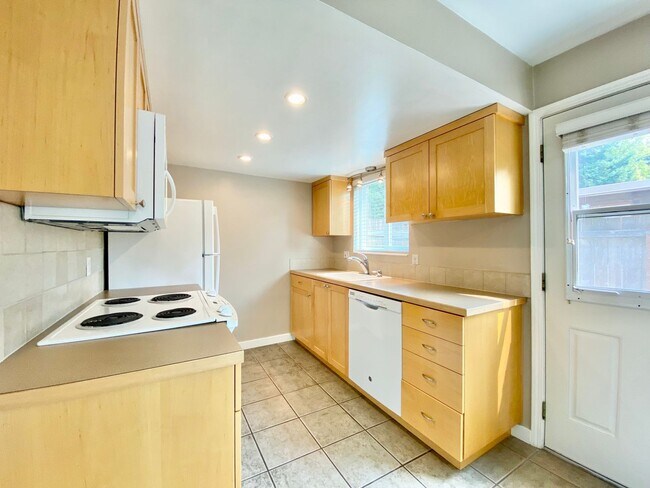 Building Photo - Charming Townhome in Bellevue's Newport Hills Community
