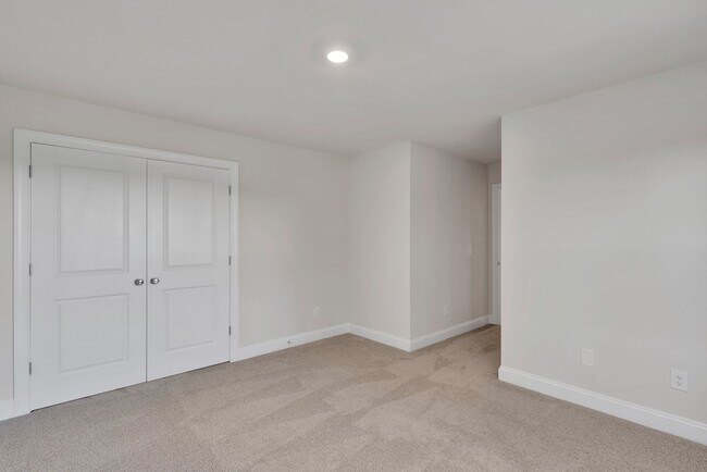 Building Photo - Beautiful 4BR 2.5BA Home w/ Full Appliance Kitchen • Garage Parking •