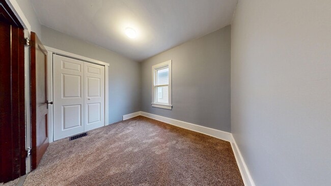 Building Photo - 3 Bedroom, Quiet Street Near Park!