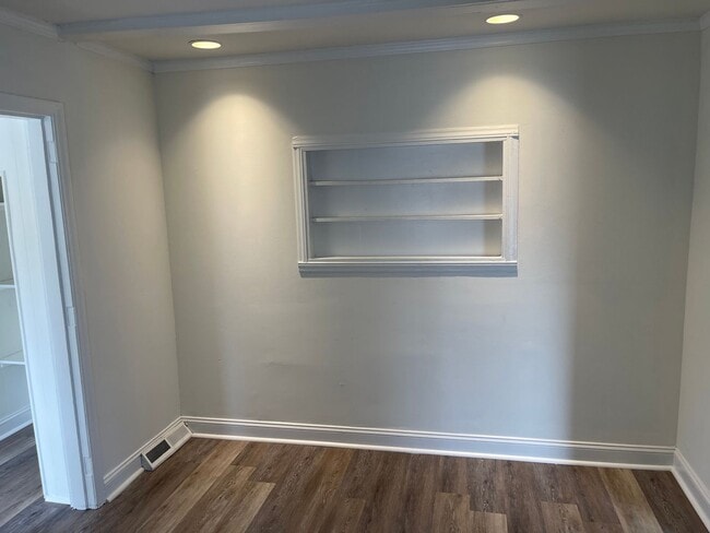 Building Photo - Available Now! 3 Bed/1 Bath in Enderly Park!