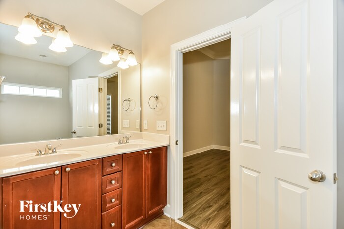Building Photo - 6957 Sunnywood Dr