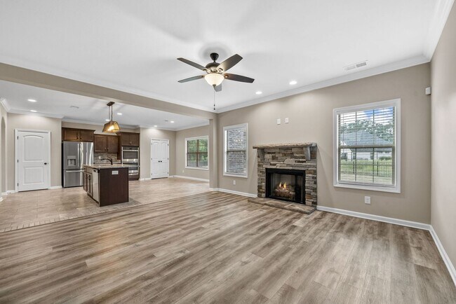 Building Photo - Pet Friendly Four Bedroom with Bonus!