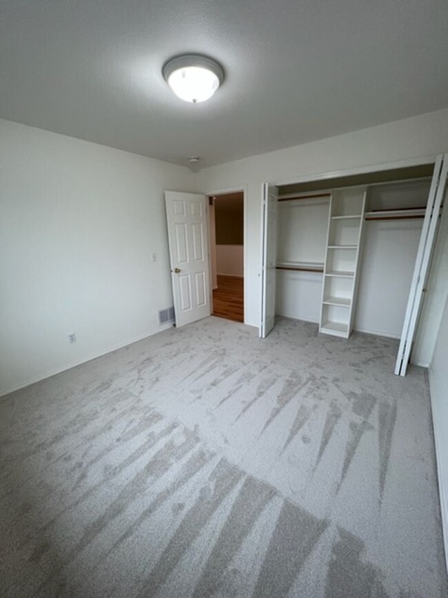 Building Photo - Beautiful 4 Bedroom Eagle River Home!