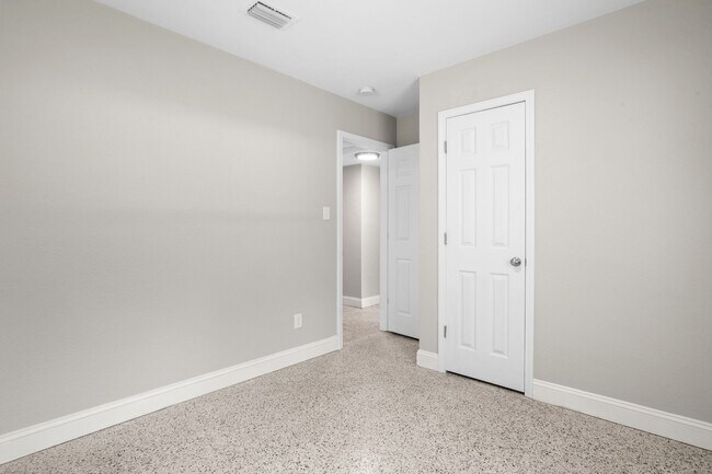 Building Photo - 613 Edgecliff Dr