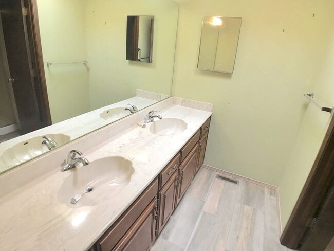 Building Photo - Spacious 2BR/2BA located on Golf Course in Rio Communities. Hardwood floors in living space. 2 Ca...