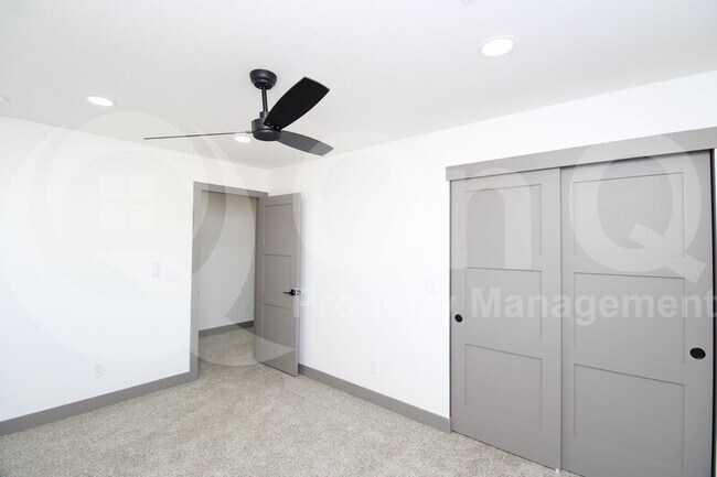 Building Photo - 2516 E Broadway Rd