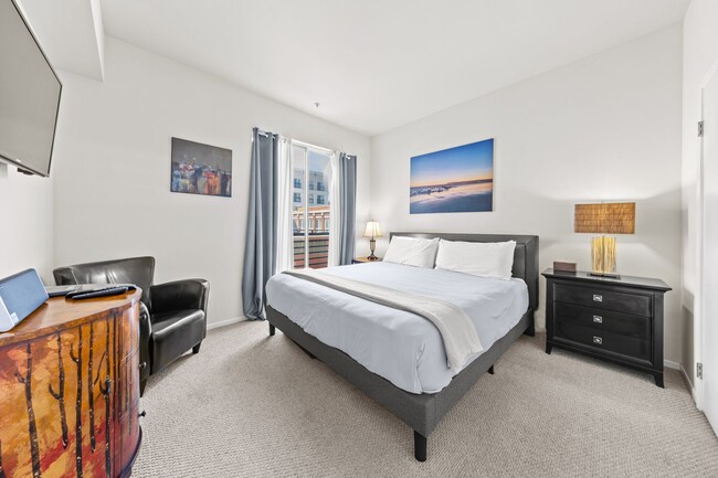 Building Photo - Downtown Island Hideaway -Mid Term Condo