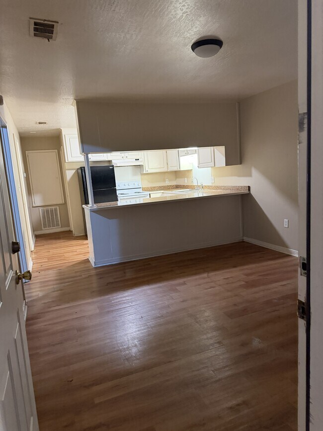 Building Photo - 125 West 9th Ave