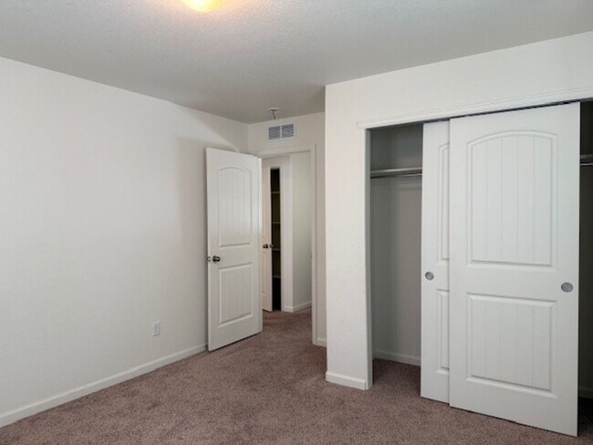 Building Photo - House For Lease