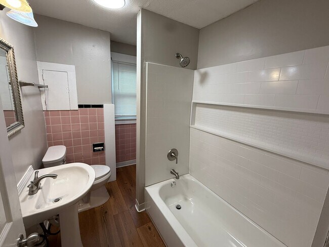 Building Photo - Updated and Spacious 3-4 Bedroom, 2 Story ...