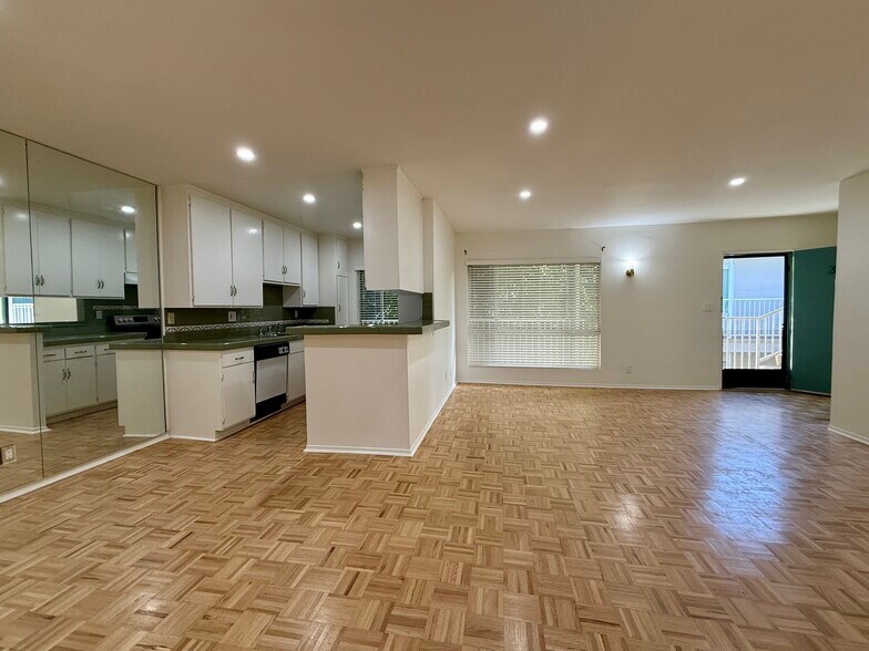 Building Photo - 5320 Zelzah Ave