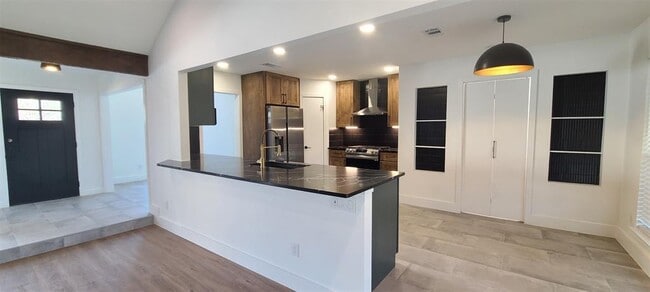 Building Photo - 1723 Lakeway Blvd