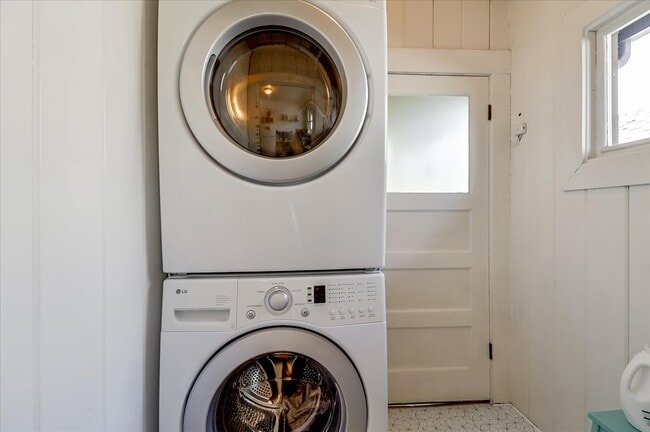 Building Photo - 21 Westall Ave