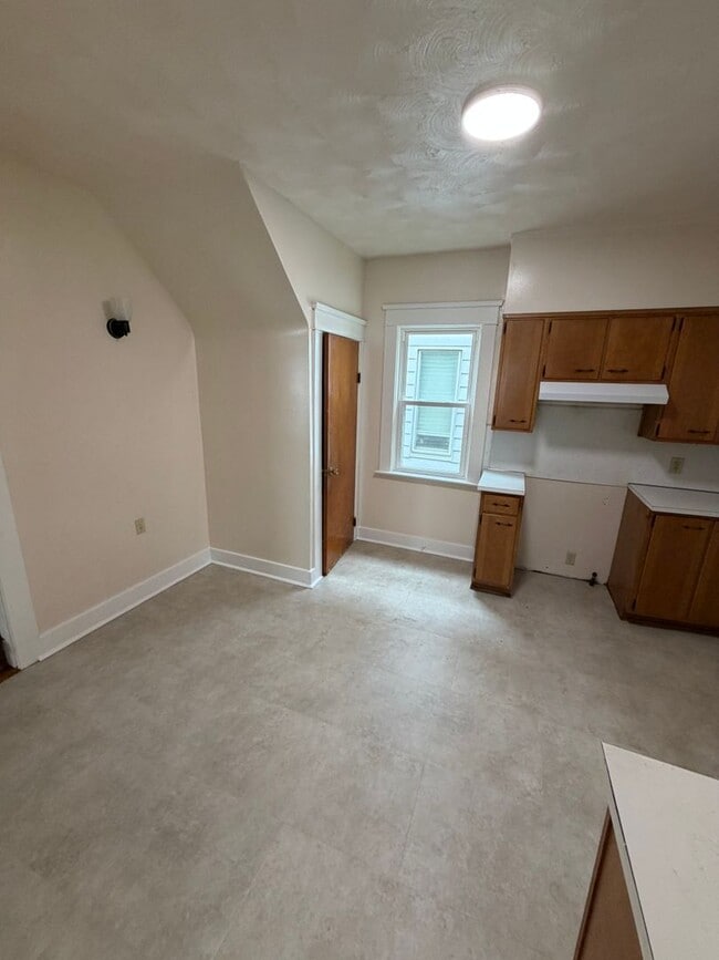 Building Photo - 307 Poplar St