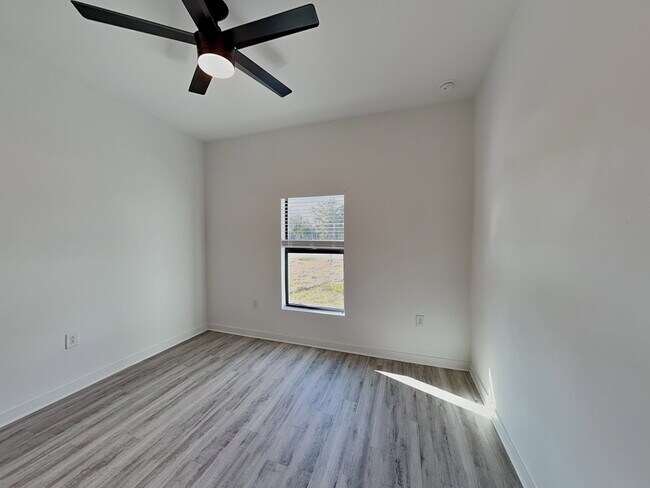 Building Photo - 1112 Bismarck Rd