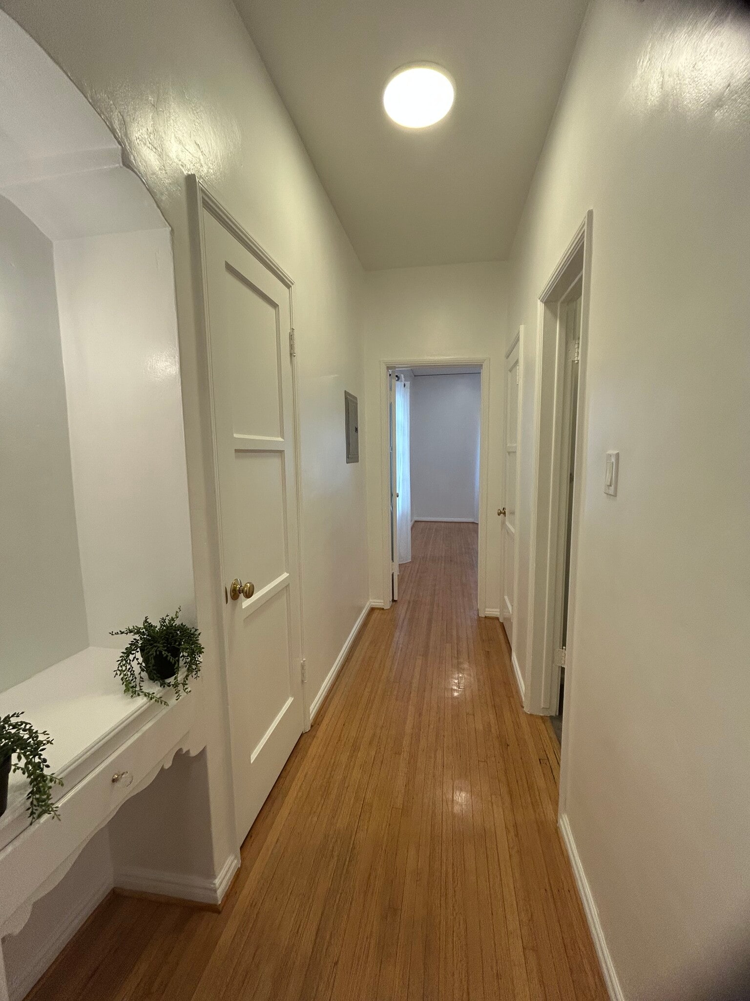 Building Photo - 850 S Kenmore Ave