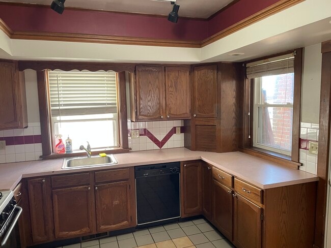 Full kitchen - 519 N Clewell St