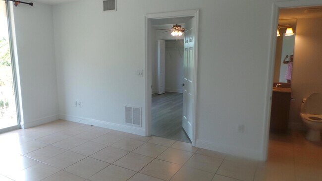 Building Photo - 610 Clematis St