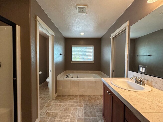 Building Photo - Spacious 4 Bed, 2.5 Bath Home!