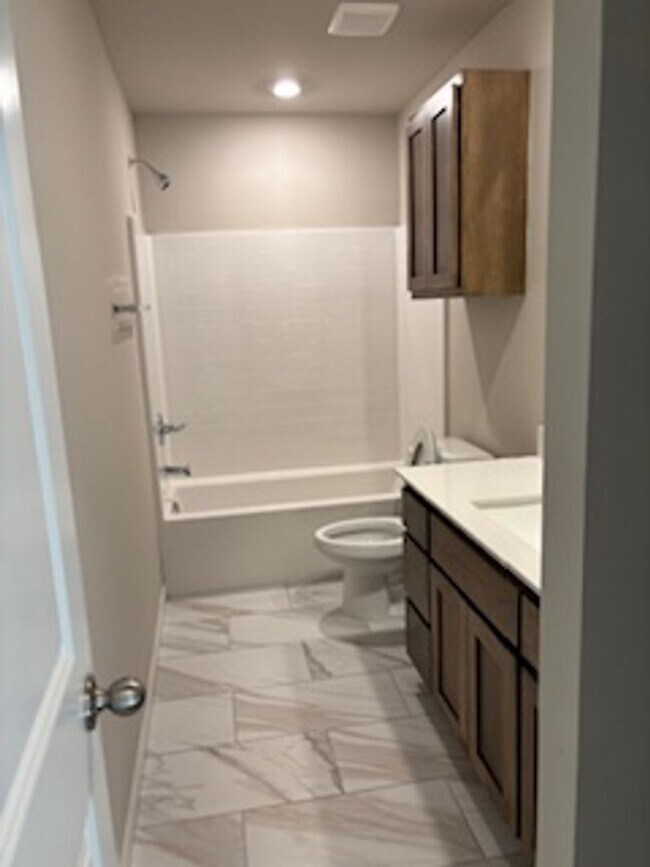 Building Photo - Beautiful New Home! 1st Month Free!