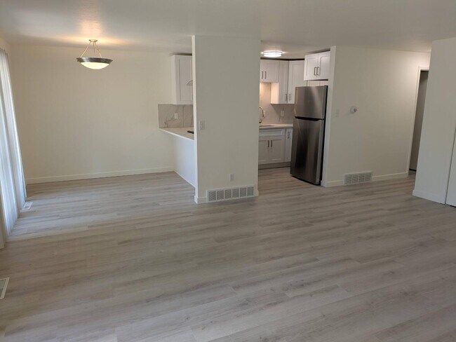 Building Photo - 425 Manhattan Dr
