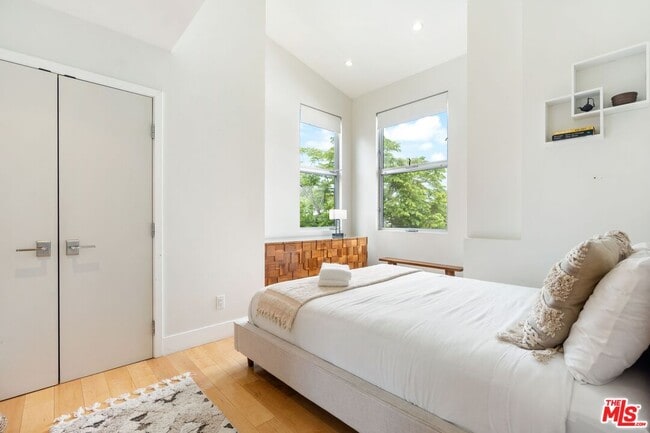 Building Photo - 678 Broadway St