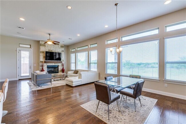 Building Photo - 16404 Aventura Ave