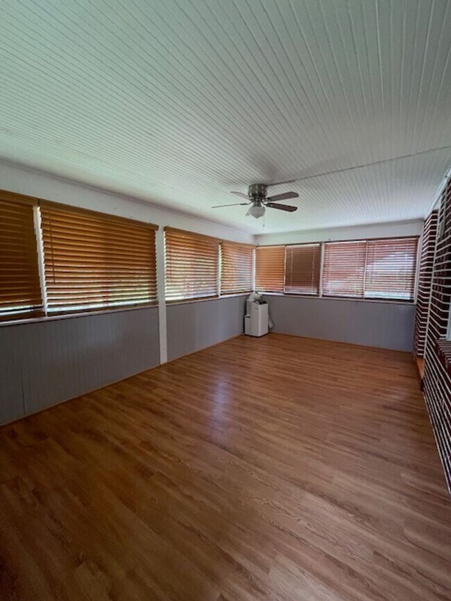 Building Photo - CHARMING BRICK COLONIAL HOME IN ROCKVILLE, CLOSE TO METRO AND ROCKVILLE TOWN CENTER