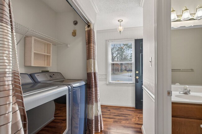 Building Photo - Yorktown Townhouse