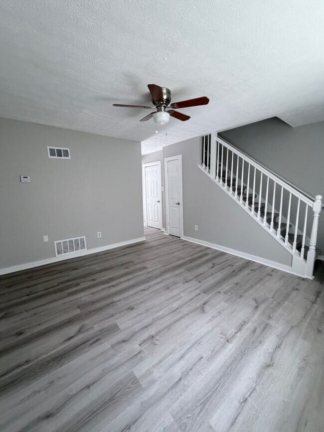 Building Photo - Newly Renovated 2-Bedroom Townhouse in a Prime Location!