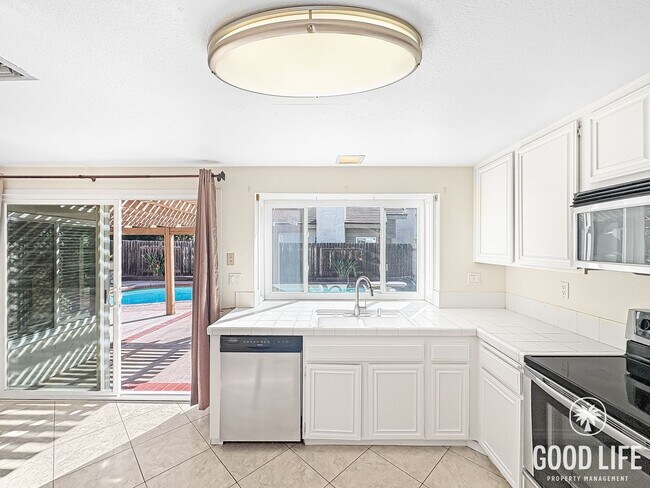 Building Photo - Spacious Rancho Peñasquitos Pool Home with Vaulted Ceilings & Swimming Pool