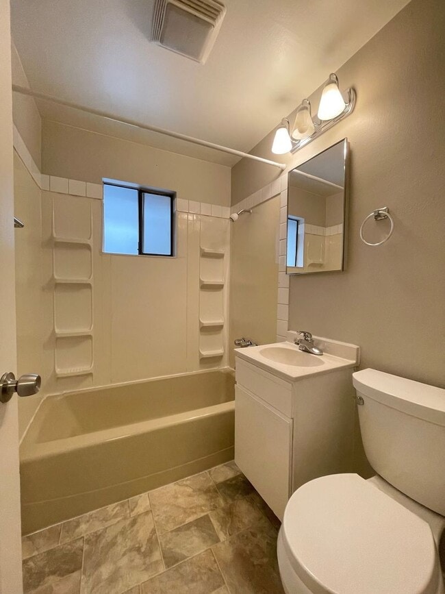 Building Photo - 4Bd/2Ba Shoreline House