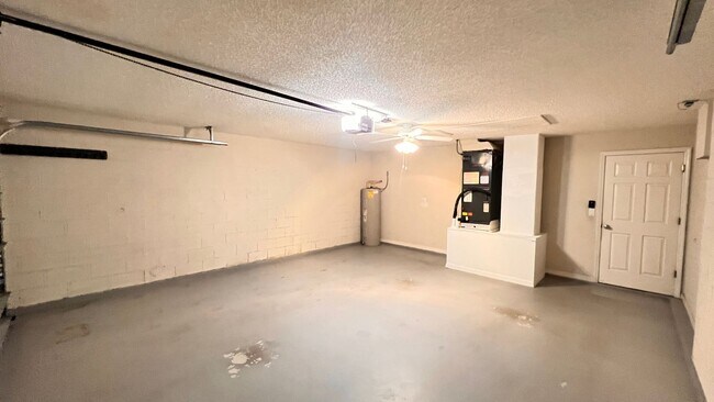 Building Photo - Huge!! 3 bedroom 2 bath in Deltona Lakes. ...