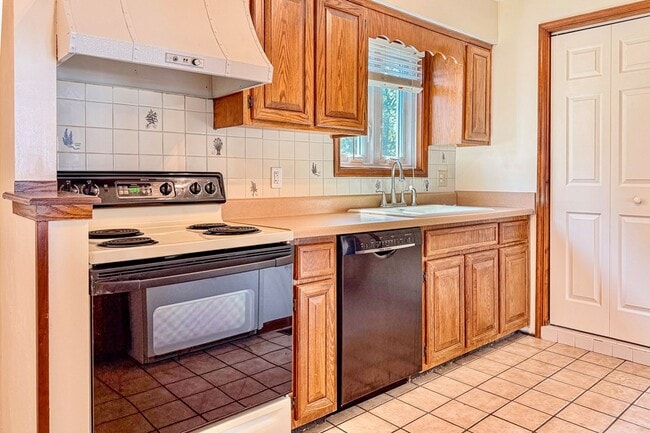 Building Photo - 12182 Heron Dr