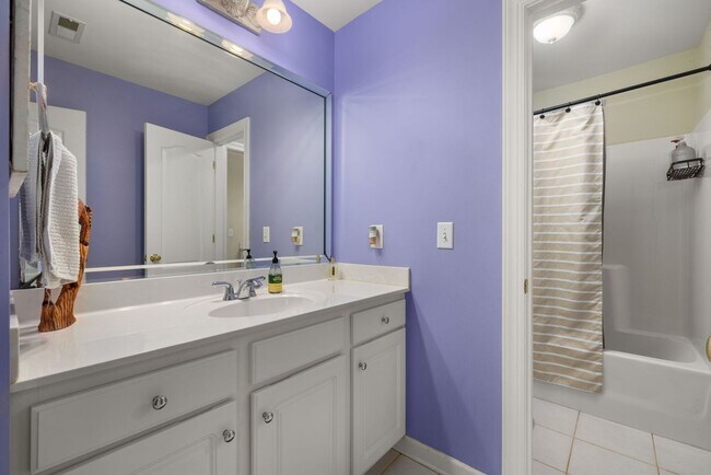 Building Photo - 4 Bed | 2.5 Bath House with Garage