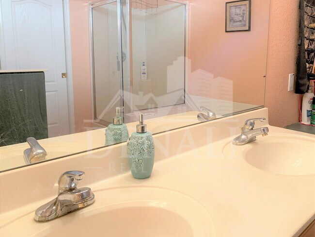 Building Photo - 706 N Tangerine Dr