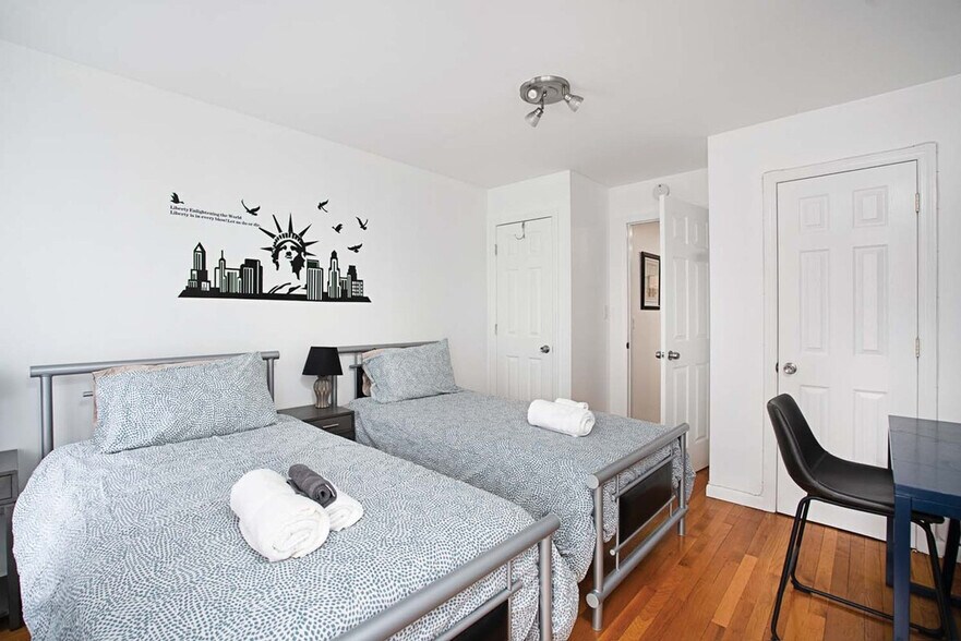 Building Photo - 305 E 104th St