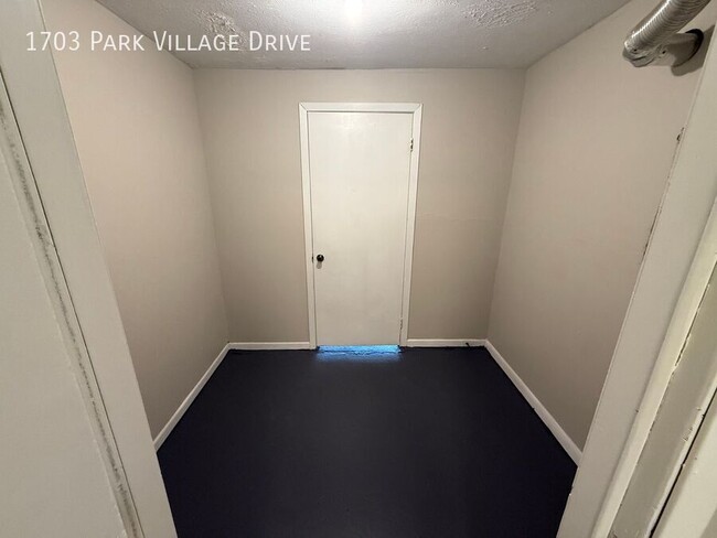 Building Photo - 1703 Park Village Dr