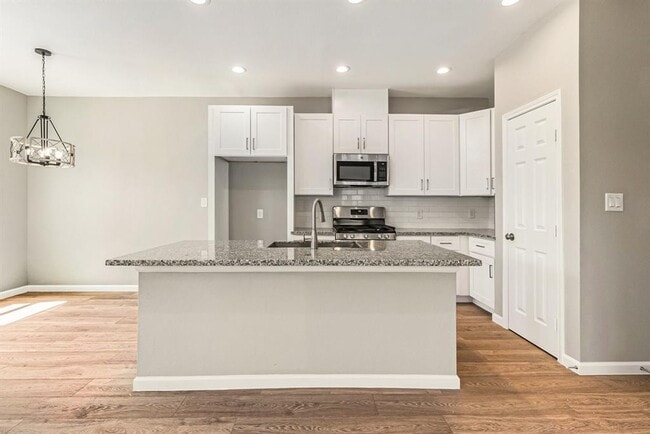 Building Photo - 4645 Larkspur St