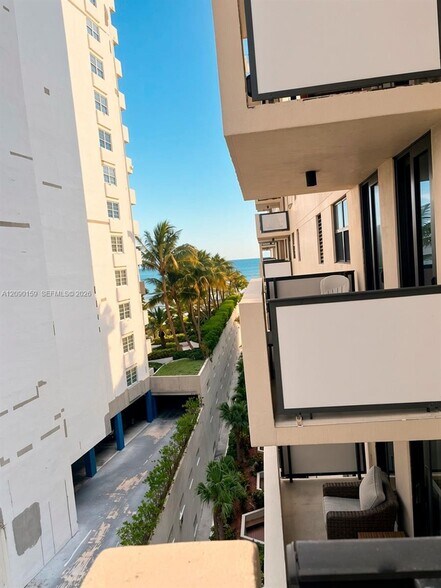 Building Photo - 1621 Collins Ave