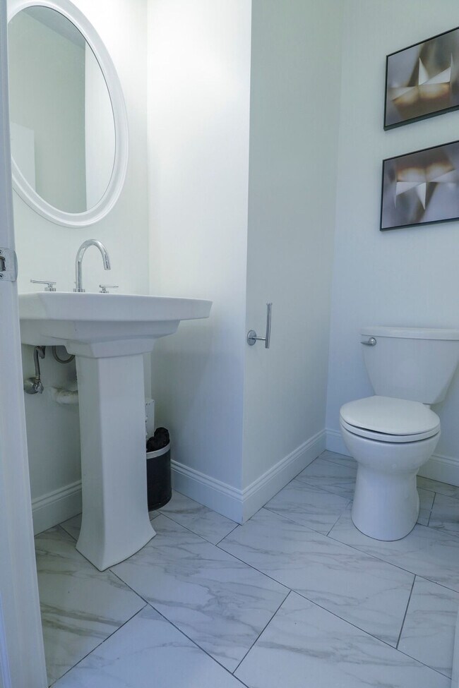 Building Photo - 27 Lambert St